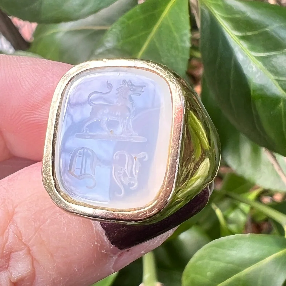 VINTAGE 9K GOLD WHITE CHALCEDONY LION INTAGLIO SIGNET RING BRITISH HALLMARKS